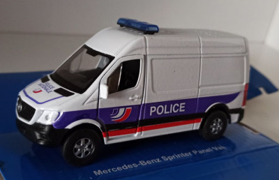 Macheta Mercedes Sprinter Panel Van Politia Franta 2016 - Welly 1/40 foto