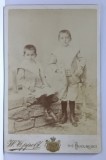 STUDIO FOTO ' W. OPPELT ' BUCURESTI , DOI COPII IN STUDIO , FOTO CABINET , CCA. 1900