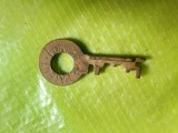 H226b-Cheie mica metal veche colectie pentru casete etc. Patent ORT anii 1900, interbelica. Lungime 2,8 lungime stare buna.