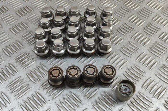 Set prezoane roata NISSAN 370 Z Coupe Z34 2014 OEM: 40224-JK00A | 31994833