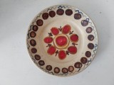 Farfurie ceramica, anii 80, lucrata manual, 19cm diametru, cu gauri pentru agatatoare