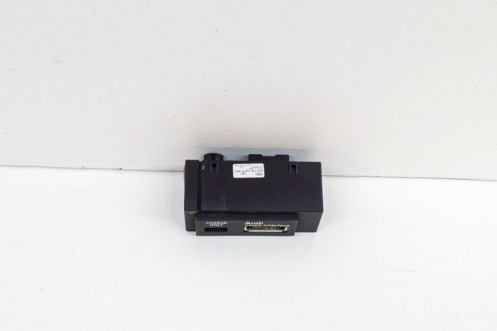 USB AUDI A3 Limousine 8VS, 8VM 2015 OEM: 8V0035736B 20631129
