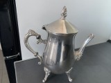Delicat ceainic vechi argintat,motive florale,are 4 picioare,capacitate 850 ml,stare perfectă,de colecție/decor.