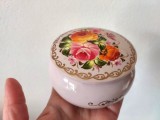 * Caseta de lemn pictata manual cu flori si motiv cu auriu, 9cm diametru x 5cm inaltime