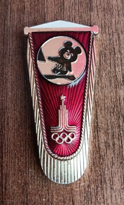 QW9 N7 92 - Insigna - tematica sport - JO Moscova 1980 - Misha - yahting foto