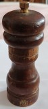 CY - Rasnita din lemn brand "PSK" pentru condimente / perfect functionala / H: 11 cm D: 4 cm 105 g / folosita dar aflata intr-o stare buna