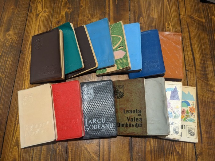 15 volume din colecția &bdquo;Călăuza Turistului&rdquo;