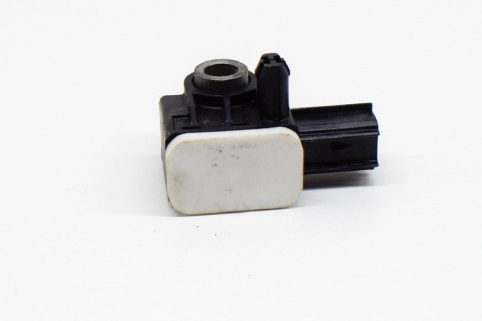 Senzor de impact st&acirc;nga față VOLVO V60 2018 OEM: 170930400,31334336 11402883