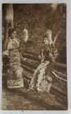 DOUA TINERE IN COSTUME POPULARE ROMANESTI , CU FURCA DE TORS , FOTOGRAFIE , CARTE POSTALA , 1922