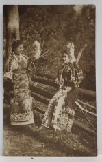 DOUA TINERE IN COSTUME POPULARE ROMANESTI , CU FURCA DE TORS , FOTOGRAFIE , CARTE POSTALA , 1922