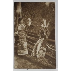 DOUA TINERE IN COSTUME POPULARE ROMANESTI , CU FURCA DE TORS , FOTOGRAFIE , CARTE POSTALA , 1922