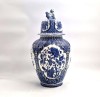 Vaza cu Capac cainele Foo ceramica glazurata alba Olanda Royal Delfts 40 cm inaltime motive florale pictata manual albastru monocrom