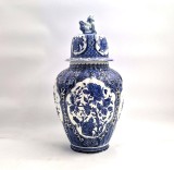 Vaza cu Capac cainele Foo ceramica glazurata alba Olanda Royal Delfts 40 cm inaltime motive florale pictata manual albastru monocrom