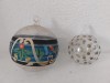 Lot 2 globuri vechi de sticla suflte si pictate manual, deosebite, vintage, 5cm si 8cm, pentru pom brad de Craciun Sarbatori de iarna, decor ornamnet