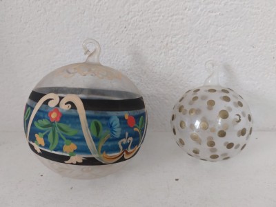 Lot 2 globuri vechi de sticla suflte si pictate manual, deosebite, vintage, 5cm si 8cm, pentru pom brad de Craciun Sarbatori de iarna, decor ornamnet foto
