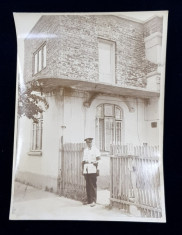 CASA IN STRADA INGINER VASILE CRISTESCU , BUCURESTI , PAZITA DE UN POLITIST , FOTOGRAFIE DE IOSIF BERMAN , PERIOADA INTERBELICA foto