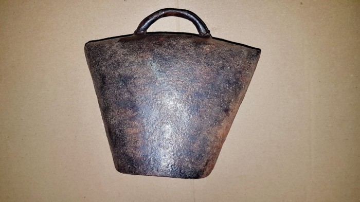 F274-TALANGA mare de Vaci si animale mari metal pentru colectie-16/14 cm. Stare foarte buna exterior, uzata interior cu gaura.