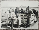 Scena de grup, taranca dand apa unui copil, Romania interbelica// fotografie