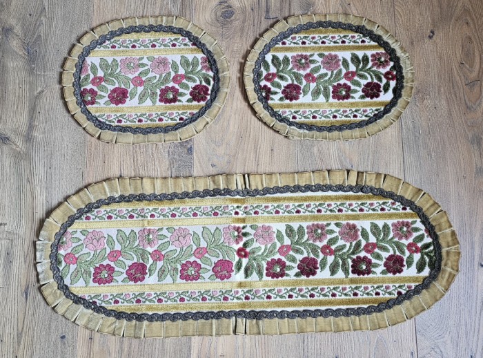 TREI CENTRE DE MASA VINTAGE CU FIR METALIC SUBTIRE SI CATIFEA
