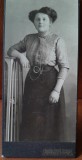 Fotografie pe carton, femeie cu coc, perioada interbelica