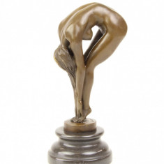 Femeie aplecata- statueta din bronz cu soclu din marmura KF-99