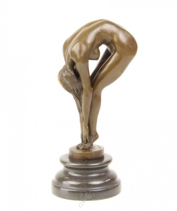 Femeie aplecata- statueta din bronz cu soclu din marmura KF-99