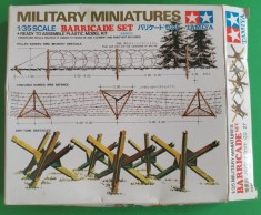 Kit BARRICADE SET Firma TAMIYA Cod 35027 Scara 1/35 Nr piese 50 DIORAMA MACHETA FIGURINE ASAMBLARE HOBBY WWII SOLDAȚI GERMANI AMERICANI RUȘI