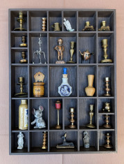 Dulapior tip vitrina, raft ce contine 30 miniaturi, figurine de colectie foto