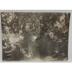 FOTOGRAFIE DE GRUP LA MASA DE PASTE , INTORSURA , JUD. DOLJ , 1921