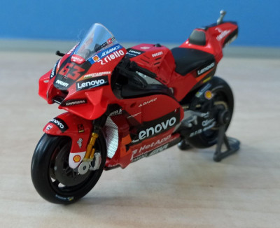 Macheta Ducati Desmosedici GP22 Bagnaia Campion MotoGP 2022 - Maisto 1/18 foto