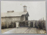 SOLDATI SI OFITERI AUSTRO - UNGARI SI PRIZONIERI SARBI , FOTOGRAFIE DE GRUP IN EXTERIOR , INCEPUTUL SEC. XX