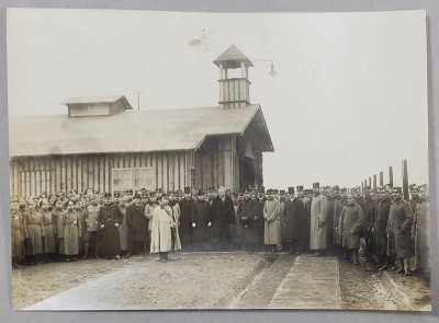 SOLDATI SI OFITERI AUSTRO - UNGARI SI PRIZONIERI SARBI , FOTOGRAFIE DE GRUP IN EXTERIOR , INCEPUTUL SEC. XX foto