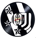 Ceas de perete decorativ realizat din disc de vinil, Model Juventus Torino, Logo Modern J, Emblema Clasica, 3 Stele, Alb Negru, 30 cm