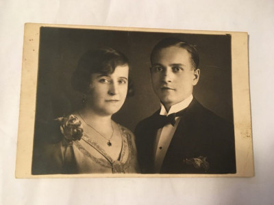 Fotografie veche tip carte postala, portret de familie cuplu, anii 20, Satu Mare foto
