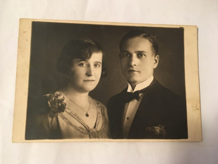 Fotografie veche tip carte postala, portret de familie cuplu, anii 20, Satu Mare