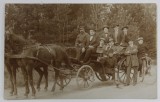 GRUP DE BARBATI IN TRASURA CU VIZITIU , TRASA DE DOI CAI , CARTE POSTALA , 1913
