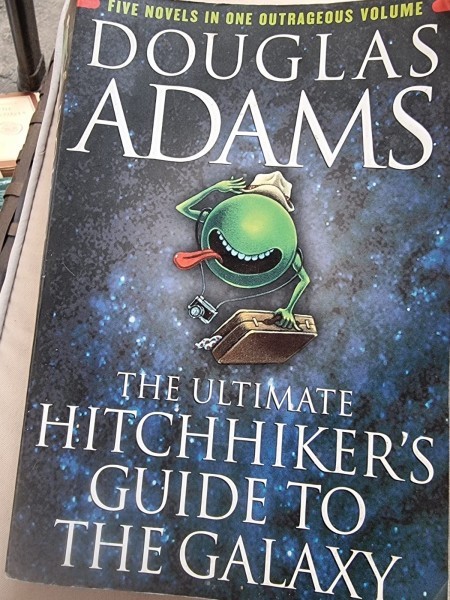 The ultimate hitchhiker&#039;s guide to the galaxy - Douglas Adams