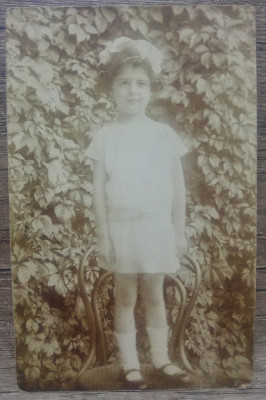 Fetita stand pe scaun// Iasi 1919, foto tip CP foto