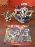 LEGO Ninjago 70749: Intrarea &icirc;n Templul Șerpilor in 2015 contine 629 de piese, 5 figurine un set mai rar de colectie in stare foarte buna