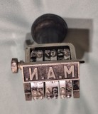 Datiera veche militara cu sigla MAN - Ministerul Apararii Nationale, piesa este masiva - confectionata din metal, obiect vechi de colectie