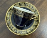 Farfurioara cu ceasca din portelan german ROYAL avand un design distinctiv cu cobalt și aur