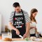 Sort bucatarie amuzant Kiss The Cook, accesoriu gatit rezistent si confortabil