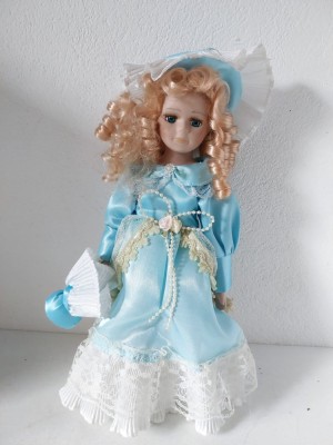 Papusa portelan, vintage, 30cm inaltime, cu suport de metal, in haine de epoca foto