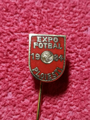 Insigna fotbal - &amp;quot;EXPO FOTBAL&amp;quot; PLOIESTI 1984 foto