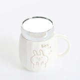 Cana ceramica cu capac oglinda si design iepuras, mesaj Kiss Me 420 ml