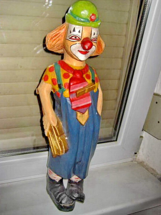29A-Statuieta mare Clown cu chitara din lemn veche.