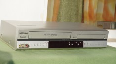 Video recorder VHS combo cu DVD player incorporat Hitachi model DV-PF7E stereo Hi-Fi