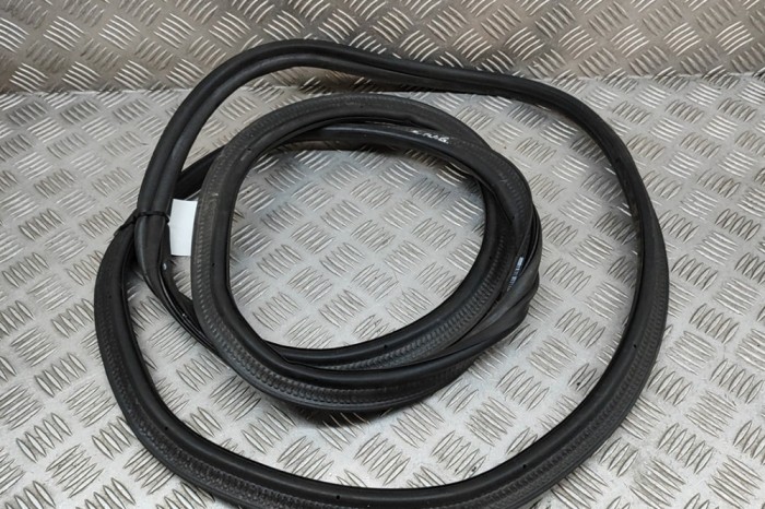 Garnitura de cauciuc haion SKODA OCTAVIA IV Combi NX5 2024 OEM: 5E7827705H 29010338