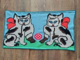 Peretar cu pisici, cusut de mana in punct chilim pe etamina, vechi, 78cm x 45cm