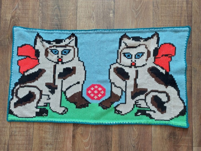Peretar cu pisici, cusut de mana in punct chilim pe etamina, vechi, 78cm x 45cm
